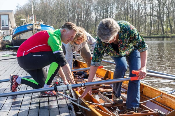 even-echt-in-een-boot-roeien