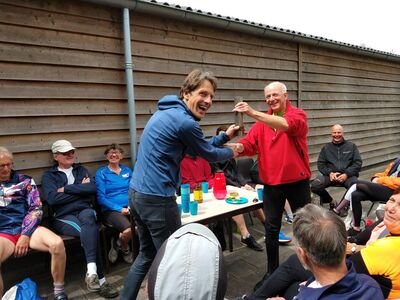 overhandiging-van-dijk-beker